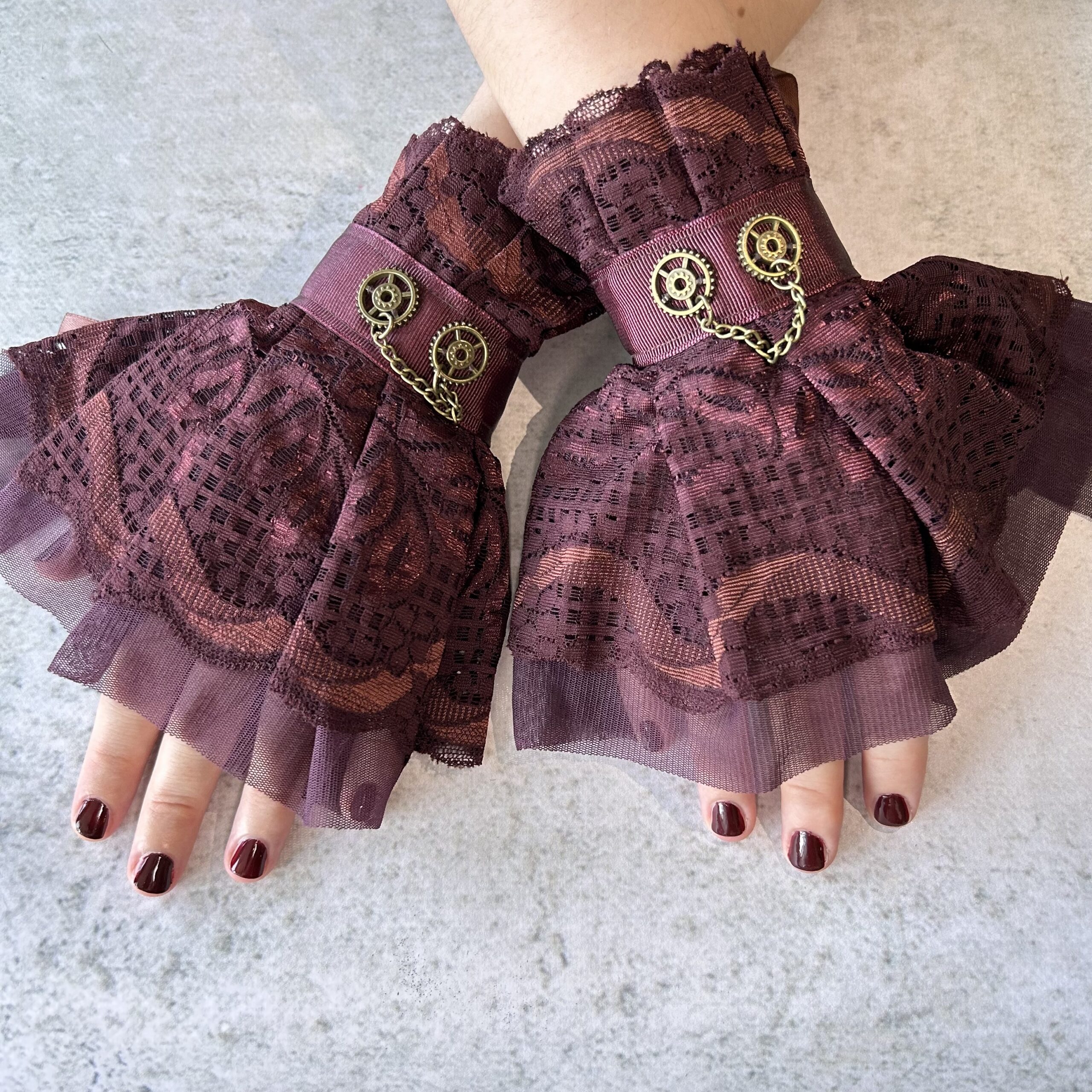 Steampunk bordo manžetne sa zupčanicima Steampunk bordo manžetne sa zupčanicima